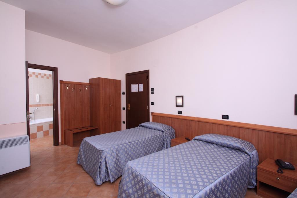 Hotel Ristorante La Bilancia Loreto Aprutino Room photo